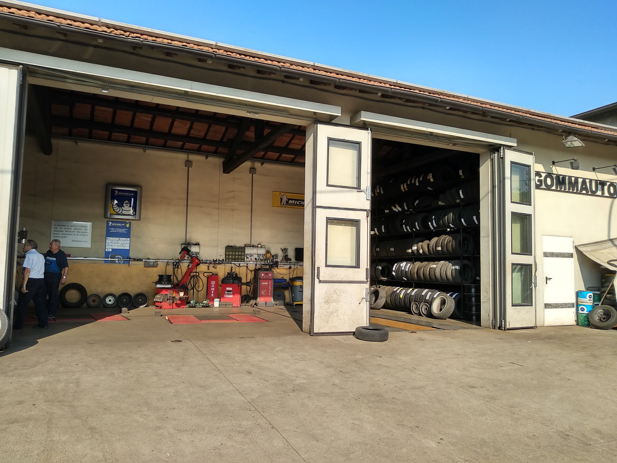 Ingresso dell'officina Gommauto con pneumatici e attrezzature